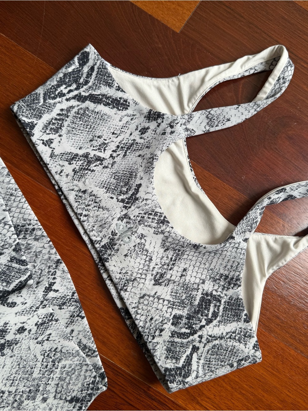 ALO Yoga Snake-Print High-Waist Leggings and Sports Bra in Gray - Picture 8 of 9
